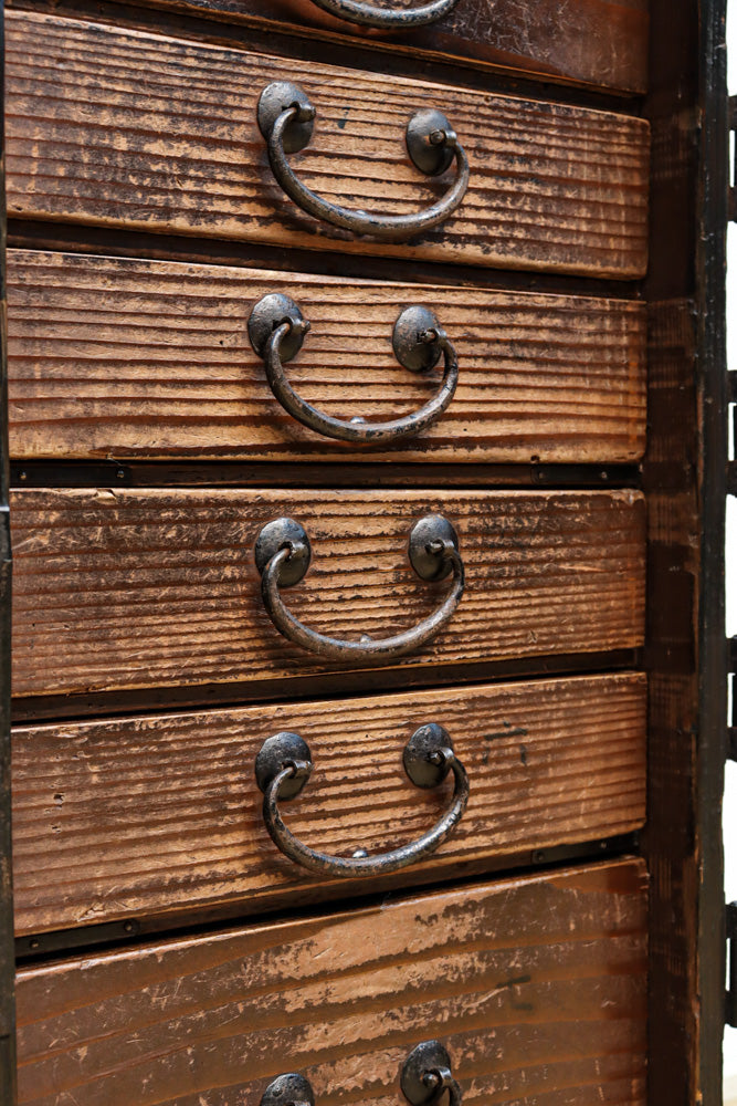 味わいのある色彩で歴史が感じられる北陸地方行商箪笥　BB3157