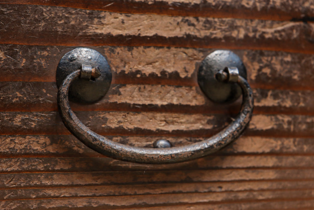 味わいのある色彩で歴史が感じられる北陸地方行商箪笥　BB3157