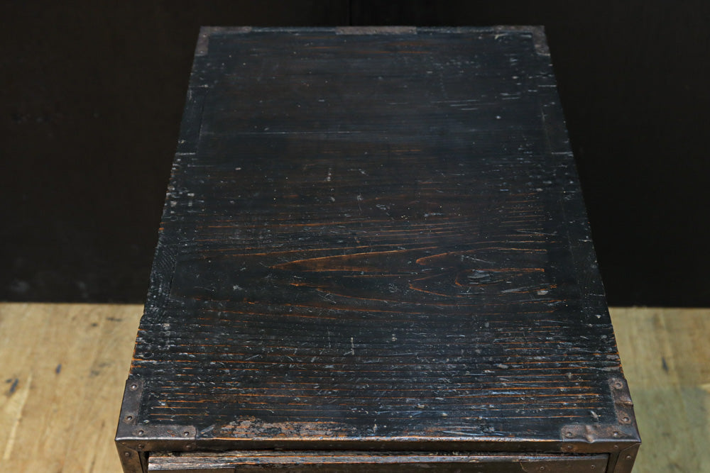 味わいのある色彩で歴史が感じられる北陸地方行商箪笥　BB3157