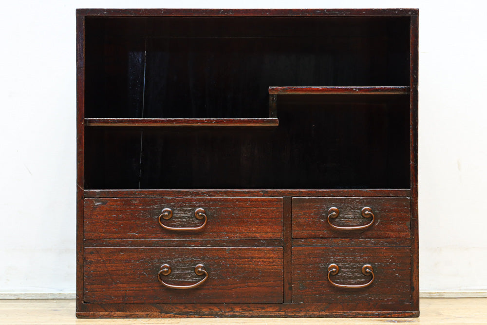 レトロな雰囲気纏う小型の総桐飾り棚　BB3158