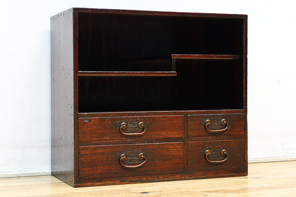 レトロな雰囲気纏う小型の総桐飾り棚　BB3158