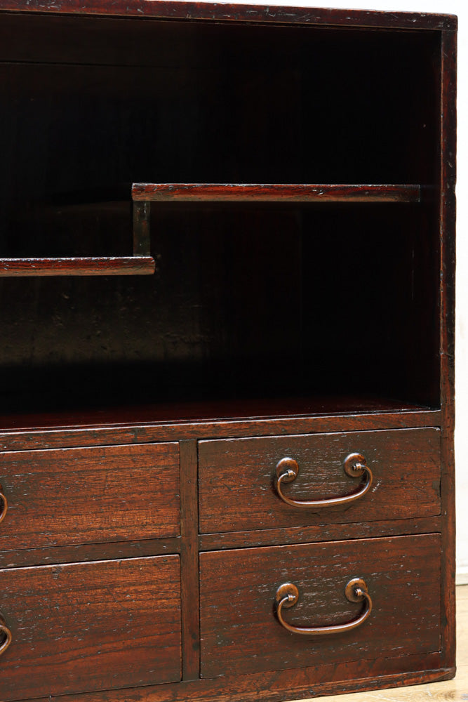 レトロな雰囲気纏う小型の総桐飾り棚　BB3158