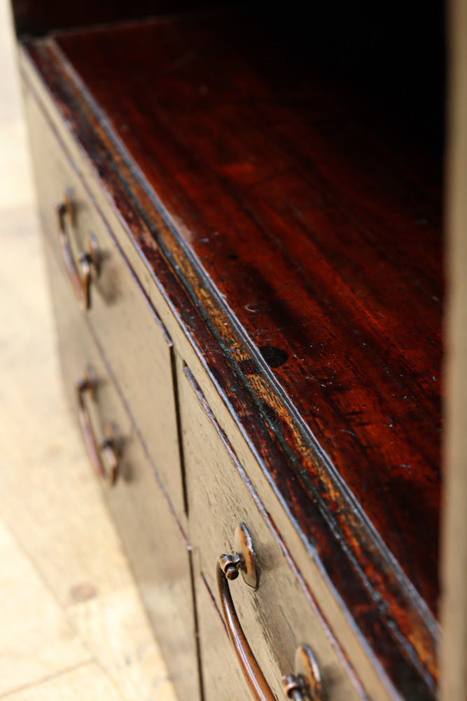 レトロな雰囲気纏う小型の総桐飾り棚　BB3158