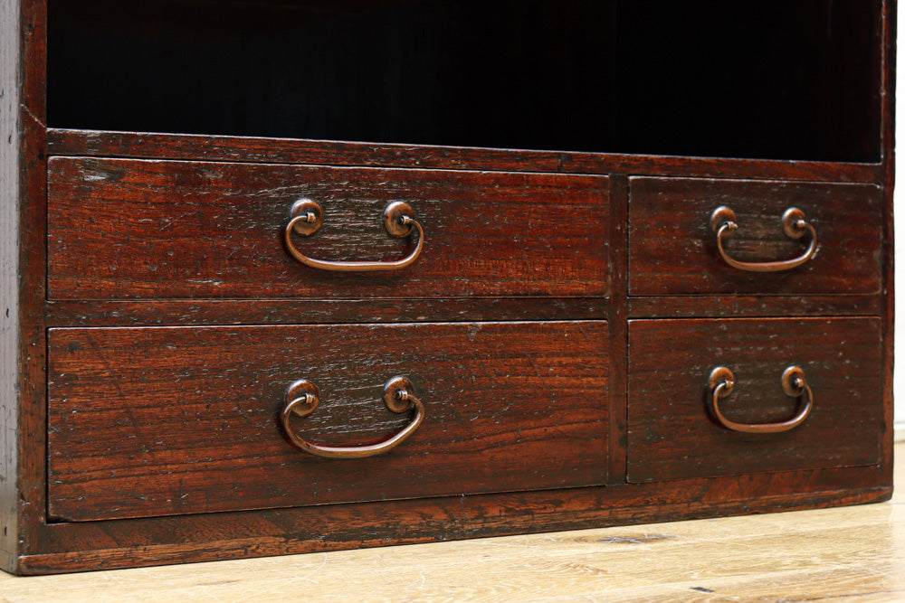 レトロな雰囲気纏う小型の総桐飾り棚　BB3158