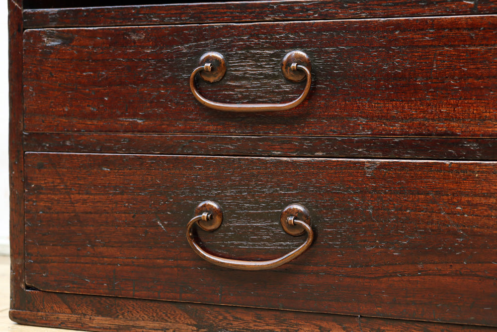 レトロな雰囲気纏う小型の総桐飾り棚　BB3158