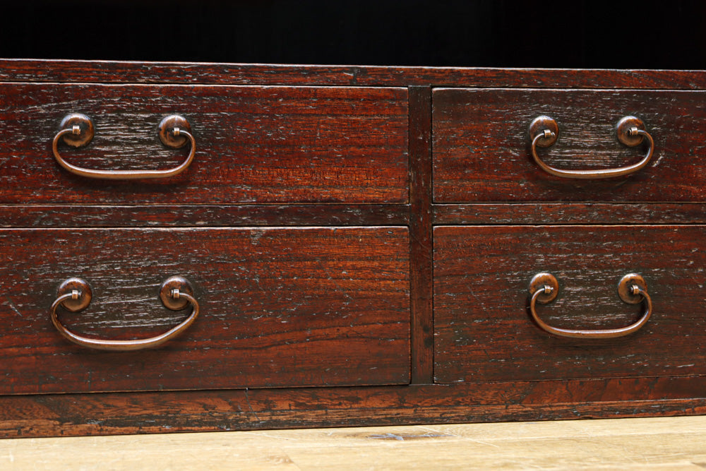 レトロな雰囲気纏う小型の総桐飾り棚　BB3158