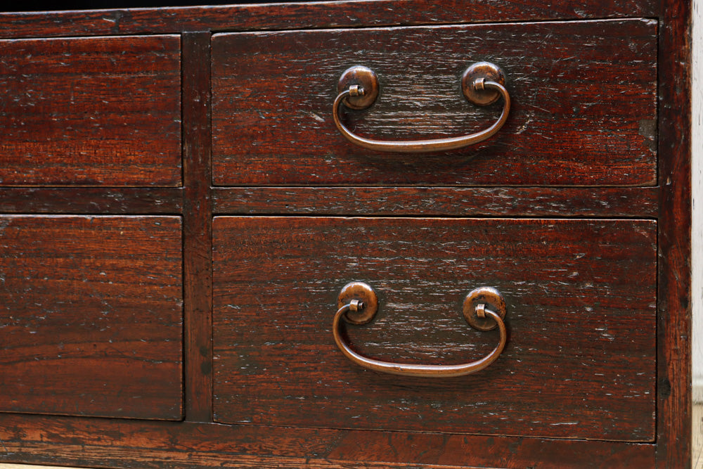 レトロな雰囲気纏う小型の総桐飾り棚　BB3158