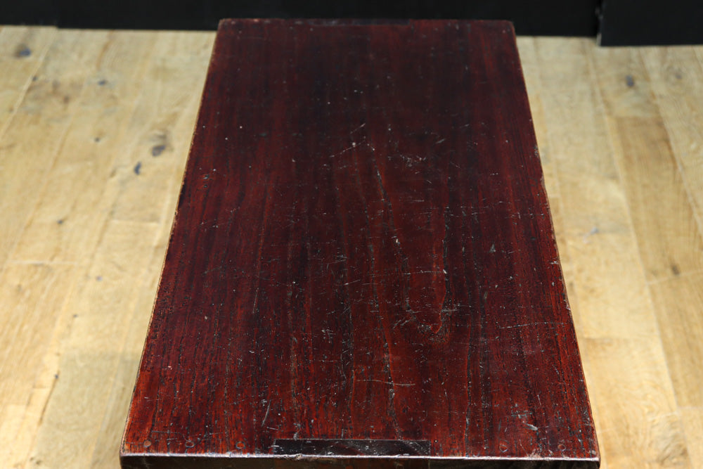 レトロな雰囲気纏う小型の総桐飾り棚　BB3158