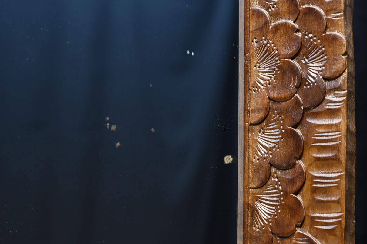 桜模様で飾られた美しい軽井沢彫りの姿見　BB3160