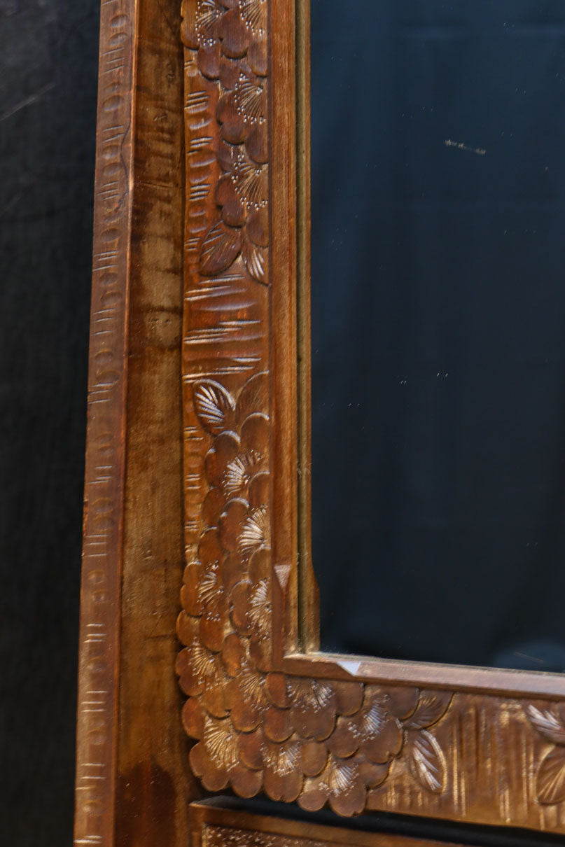 桜模様で飾られた美しい軽井沢彫りの姿見　BB3160