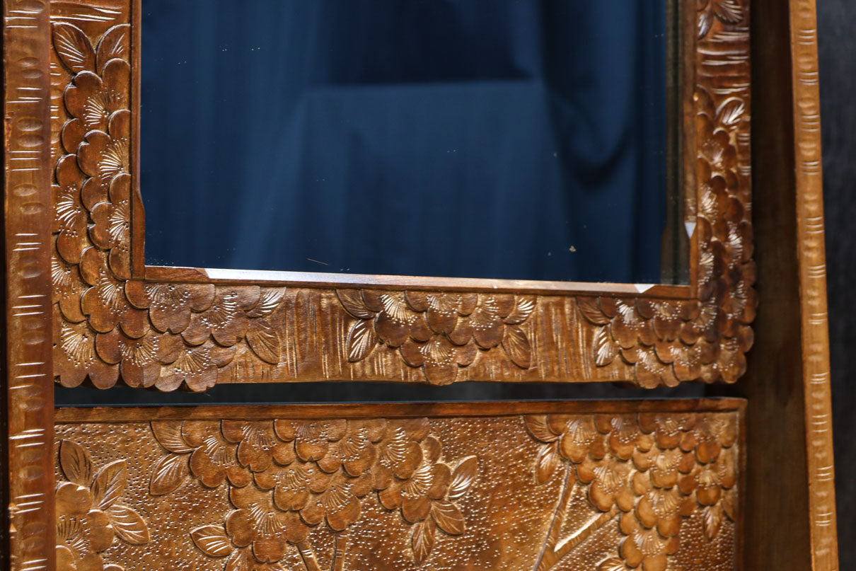 桜模様で飾られた美しい軽井沢彫りの姿見　BB3160