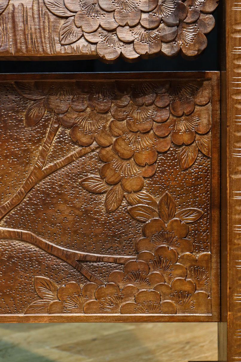 桜模様で飾られた美しい軽井沢彫りの姿見　BB3160