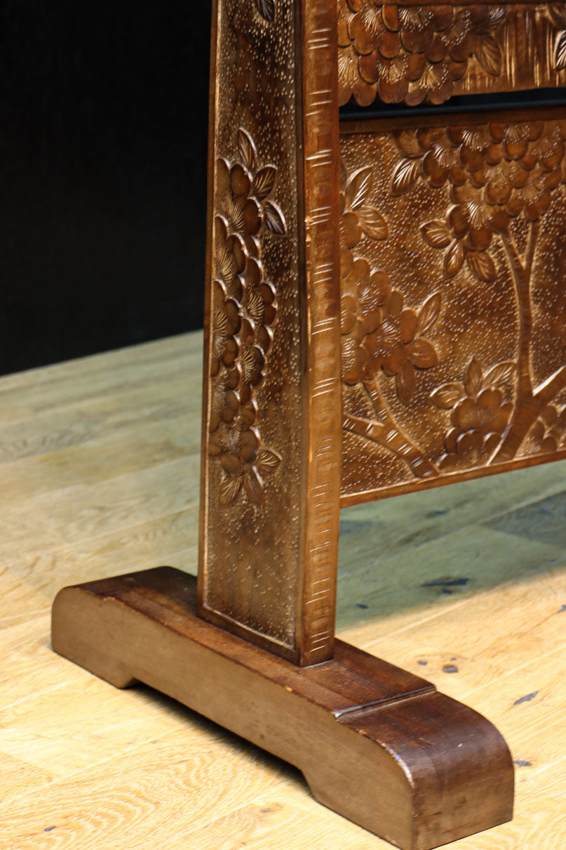 桜模様で飾られた美しい軽井沢彫りの姿見　BB3160