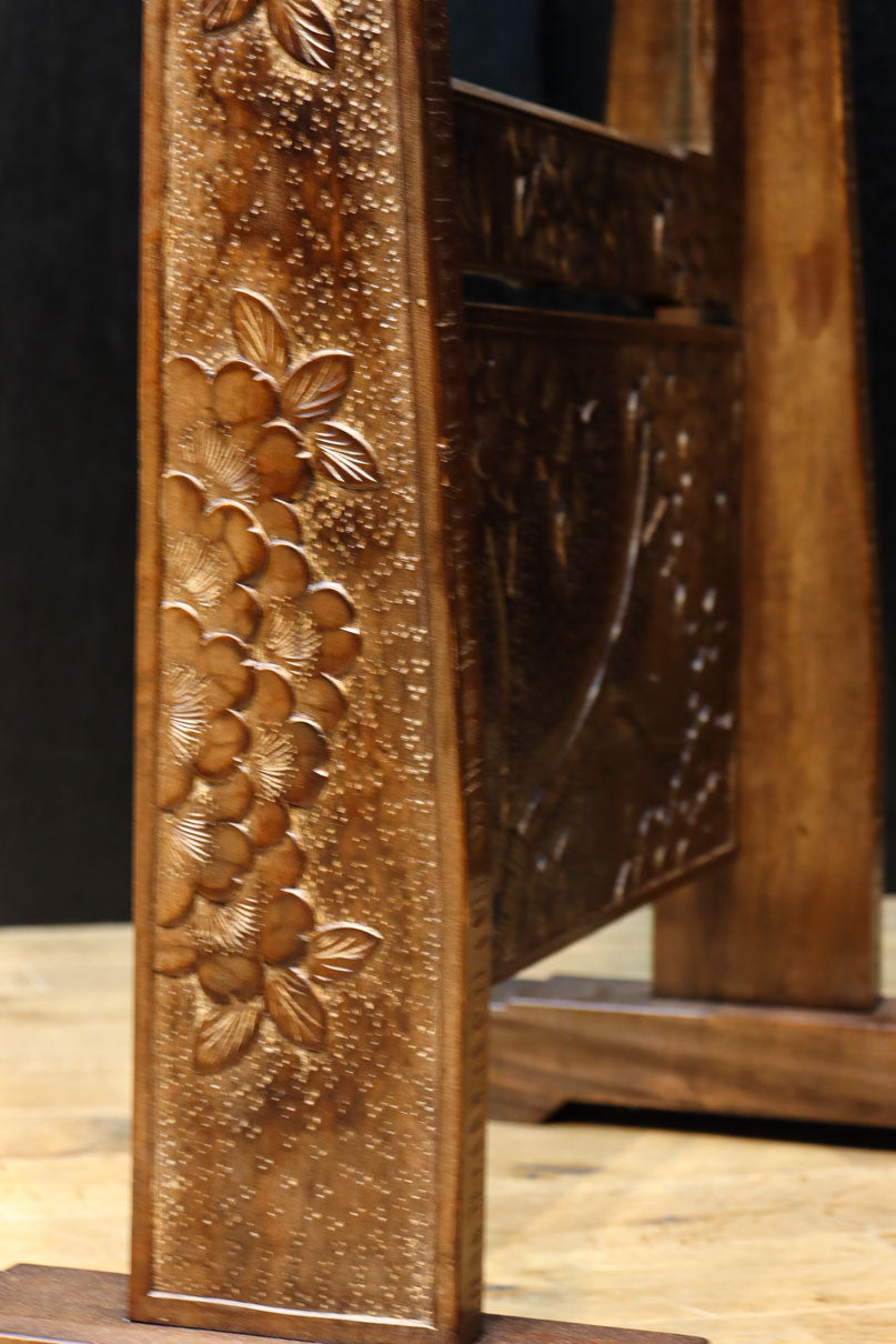 桜模様で飾られた美しい軽井沢彫りの姿見　BB3160