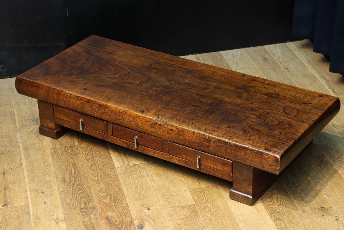 味わいが滲む欅一枚板の貫禄漂う両面使い文机　BB3167