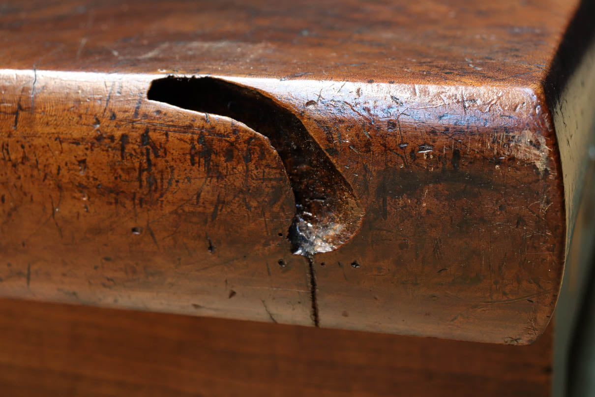 味わいが滲む欅一枚板の貫禄漂う両面使い文机　BB3167