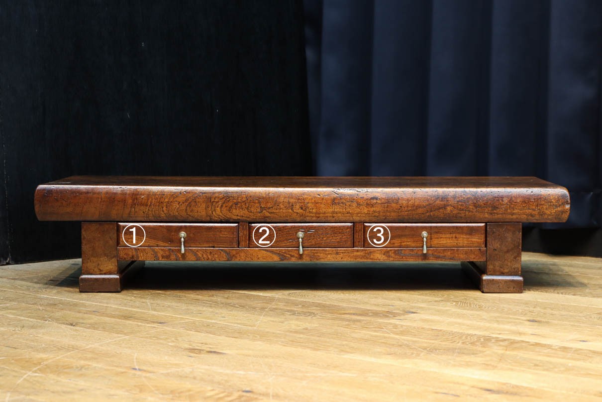 味わいが滲む欅一枚板の貫禄漂う両面使い文机　BB3167