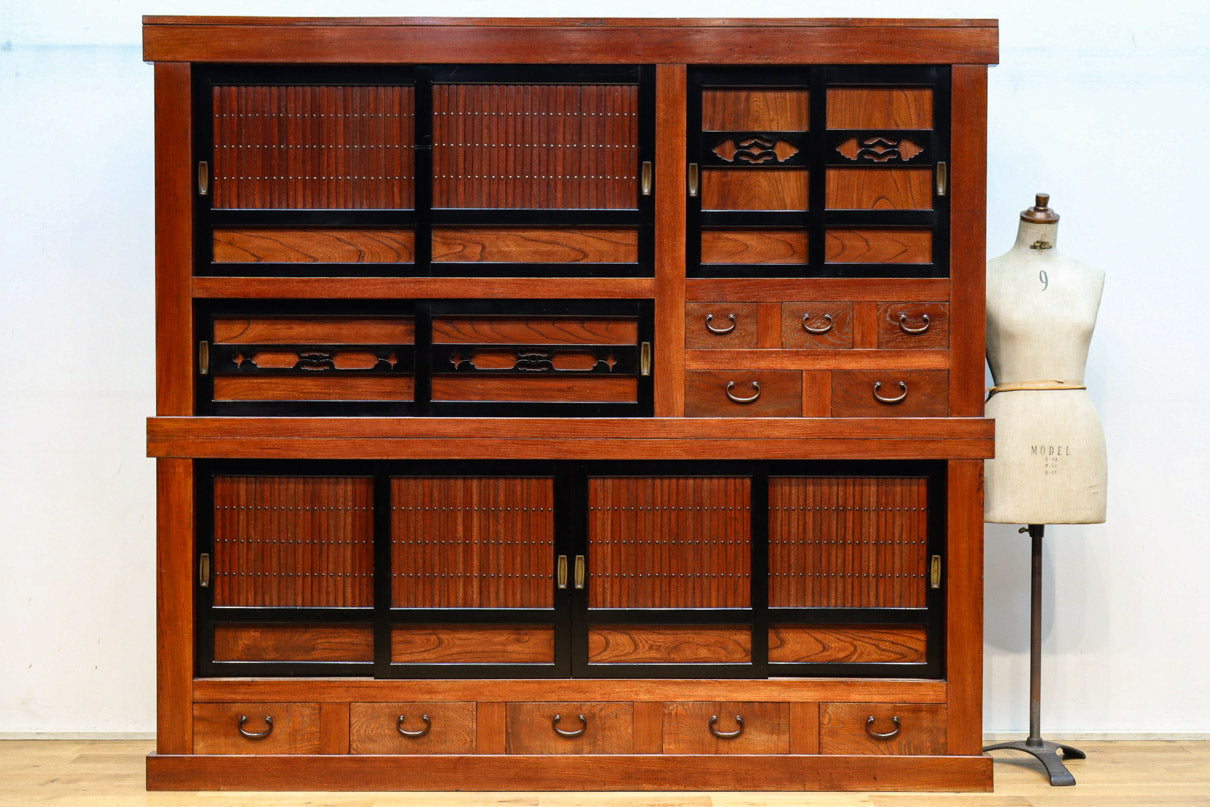 幅1960ミリ!! 四枚引き戸の壮観な造りで貫禄溢れる近江水屋箪笥　BB3173-MT