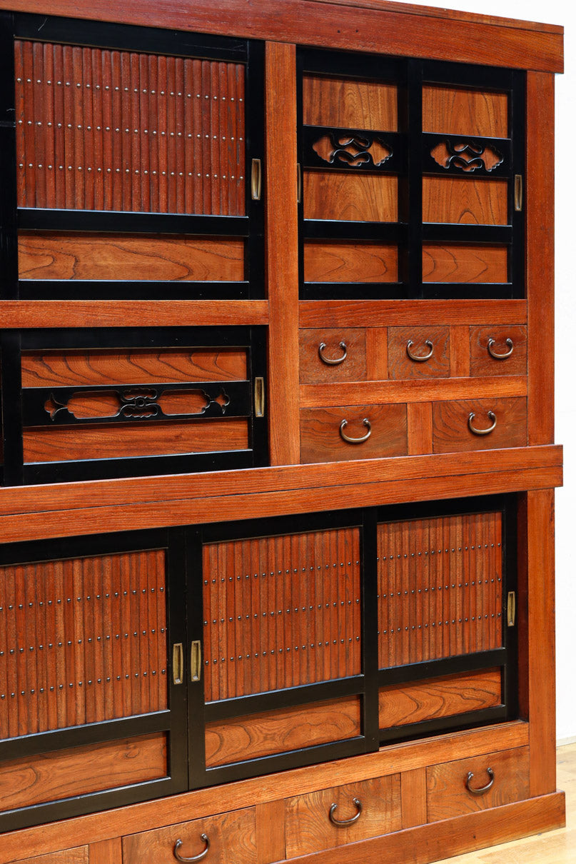 幅1960ミリ!! 四枚引き戸の壮観な造りで貫禄溢れる近江水屋箪笥　BB3173-MT