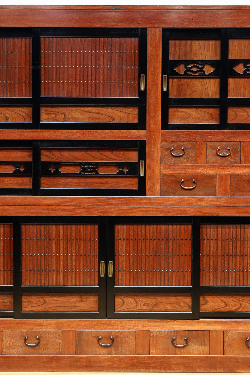 幅1960ミリ!! 四枚引き戸の壮観な造りで貫禄溢れる近江水屋箪笥　BB3173-MT