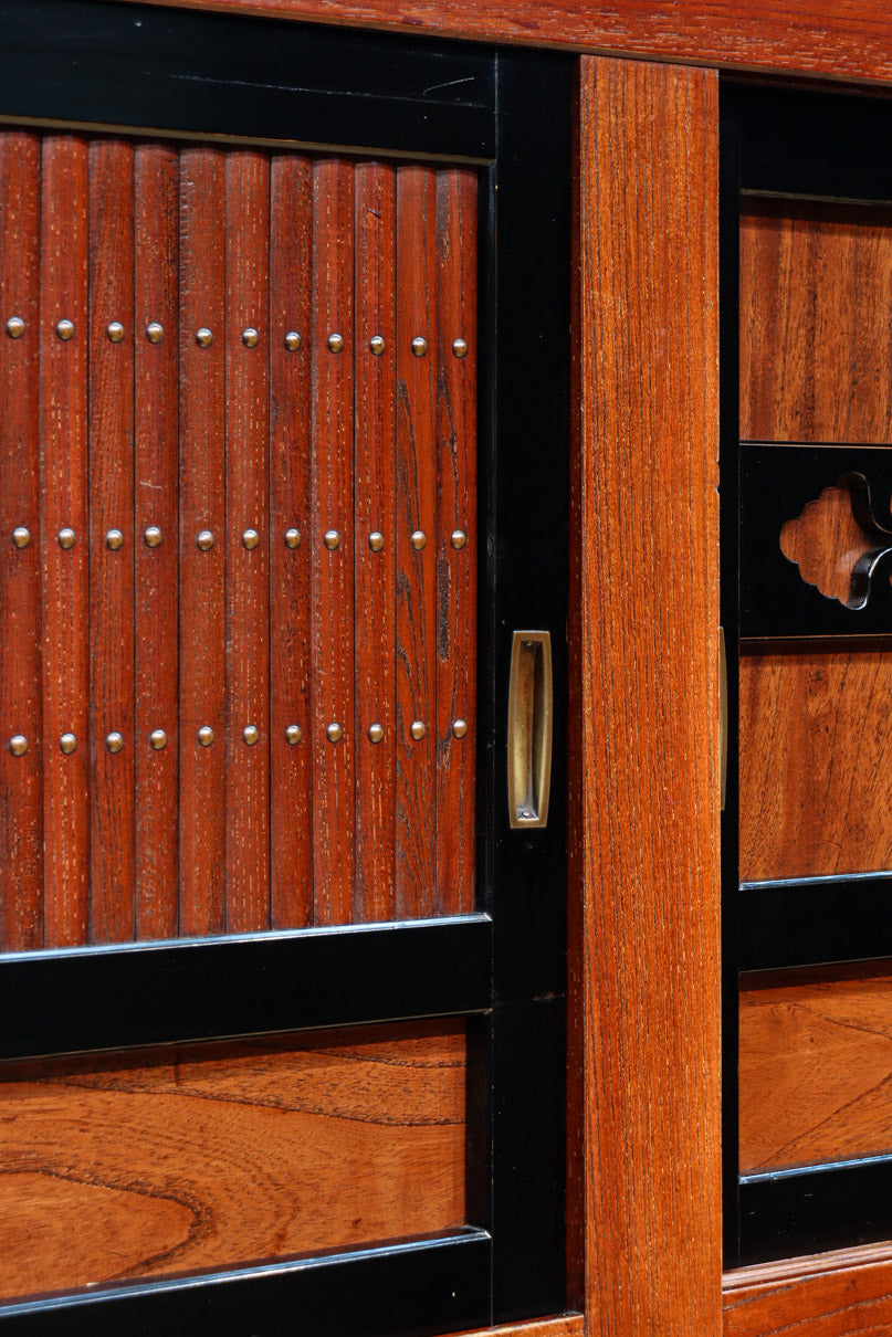 幅1960ミリ!! 四枚引き戸の壮観な造りで貫禄溢れる近江水屋箪笥　BB3173-MT