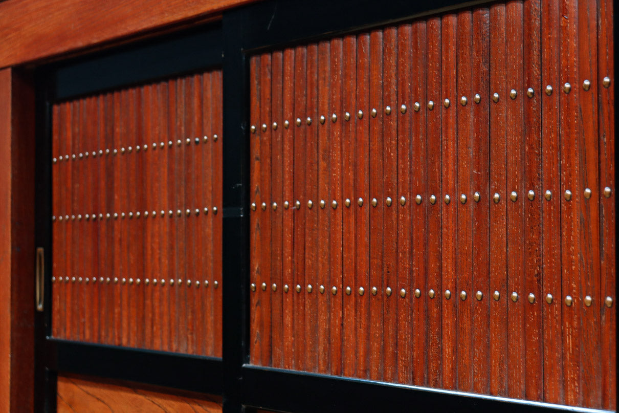 幅1960ミリ!! 四枚引き戸の壮観な造りで貫禄溢れる近江水屋箪笥　BB3173-MT