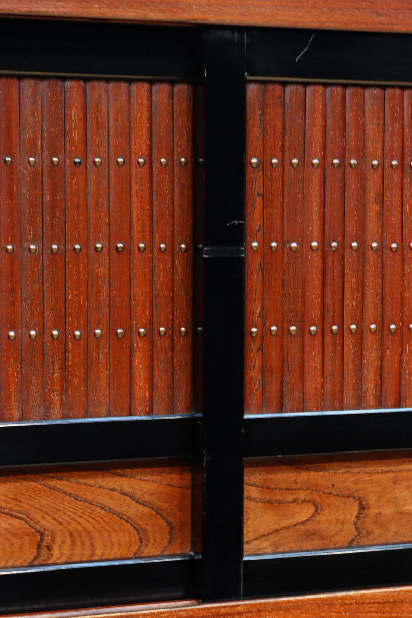 幅1960ミリ!! 四枚引き戸の壮観な造りで貫禄溢れる近江水屋箪笥　BB3173-MT