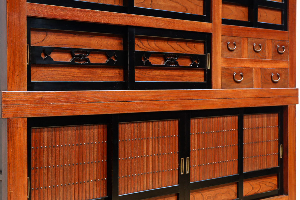 幅1960ミリ!! 四枚引き戸の壮観な造りで貫禄溢れる近江水屋箪笥　BB3173-MT