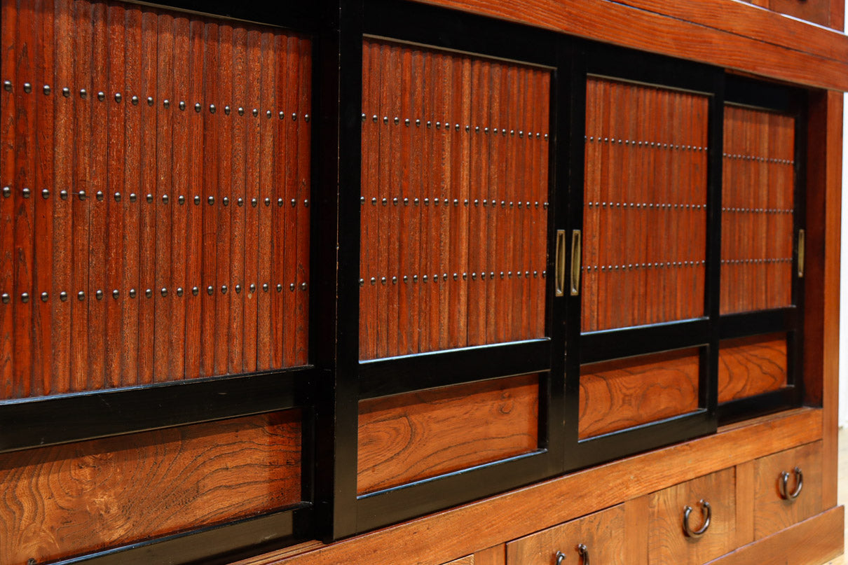 幅1960ミリ!! 四枚引き戸の壮観な造りで貫禄溢れる近江水屋箪笥　BB3173-MT