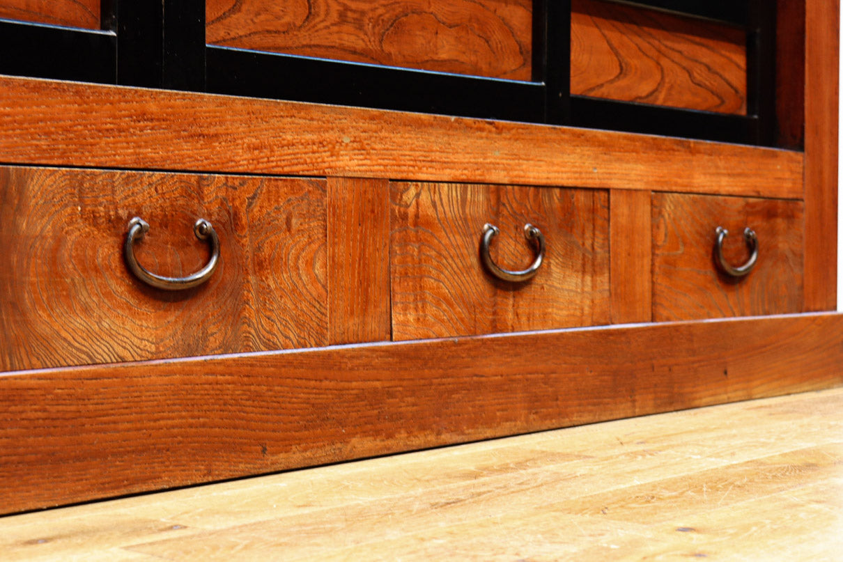 幅1960ミリ!! 四枚引き戸の壮観な造りで貫禄溢れる近江水屋箪笥　BB3173-MT