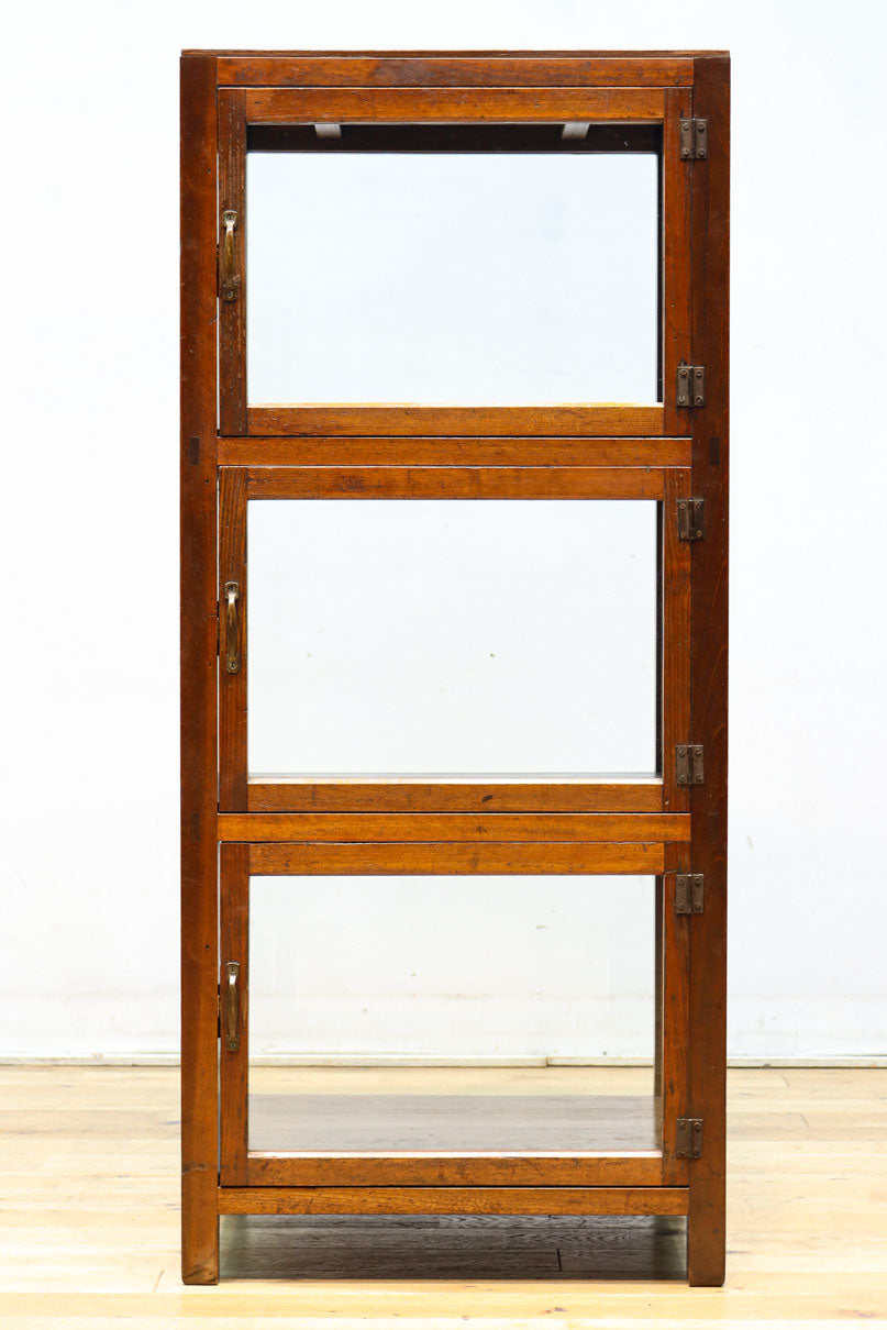 収納部分が3段に分割された使い易い脚高デザインのガラスケース　BB3180