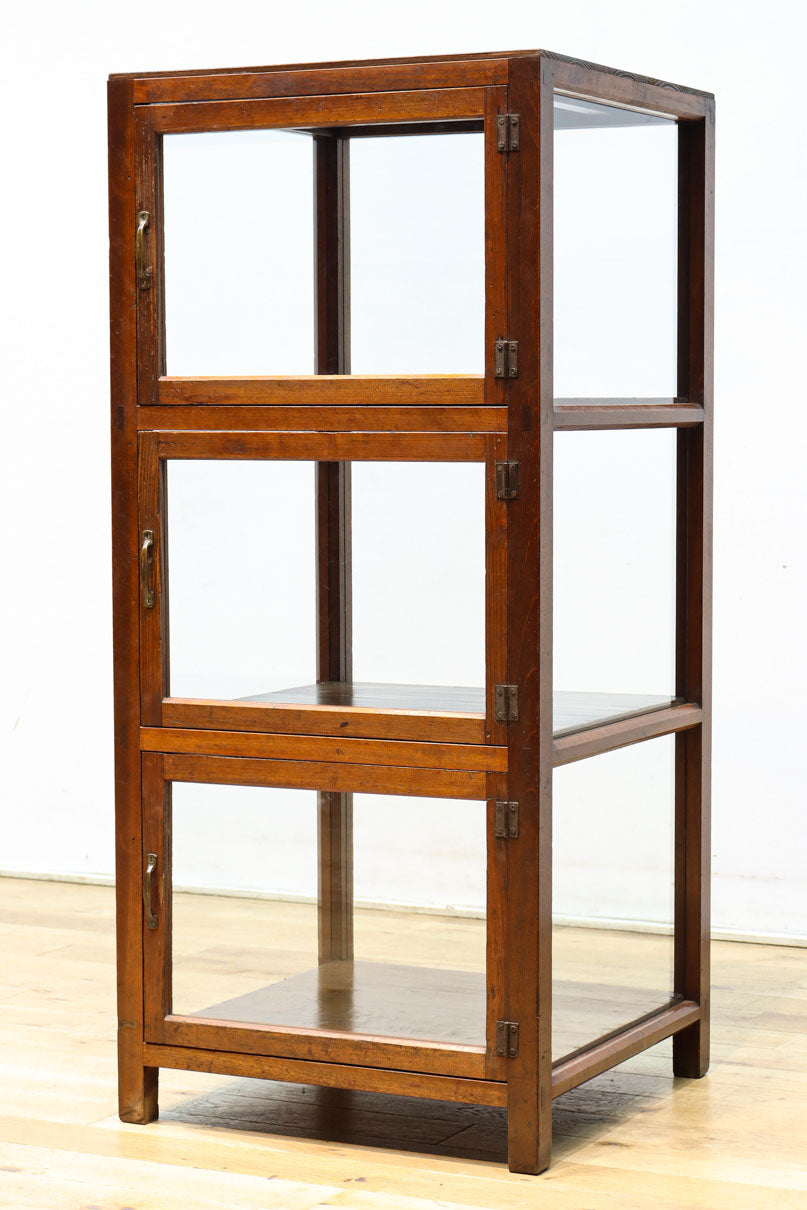 収納部分が3段に分割された使い易い脚高デザインのガラスケース　BB3180