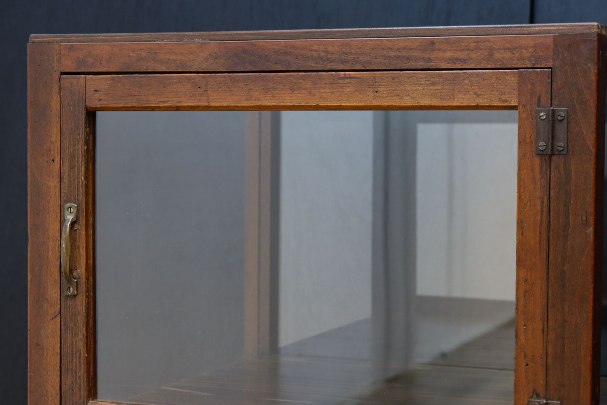 収納部分が3段に分割された使い易い脚高デザインのガラスケース　BB3180