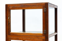 収納部分が3段に分割された使い易い脚高デザインのガラスケース　BB3180