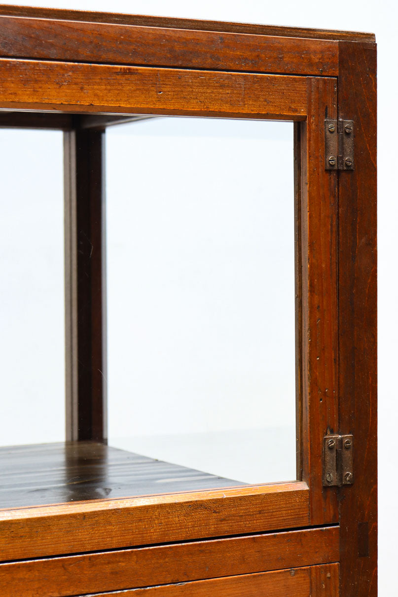 収納部分が3段に分割された使い易い脚高デザインのガラスケース　BB3180