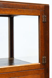 収納部分が3段に分割された使い易い脚高デザインのガラスケース　BB3180