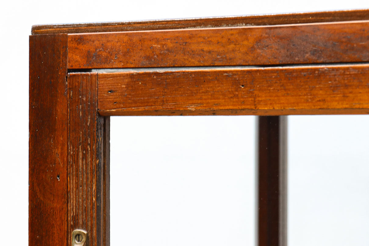 収納部分が3段に分割された使い易い脚高デザインのガラスケース　BB3180