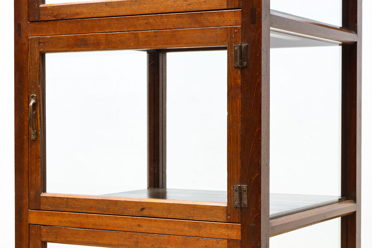 収納部分が3段に分割された使い易い脚高デザインのガラスケース　BB3180