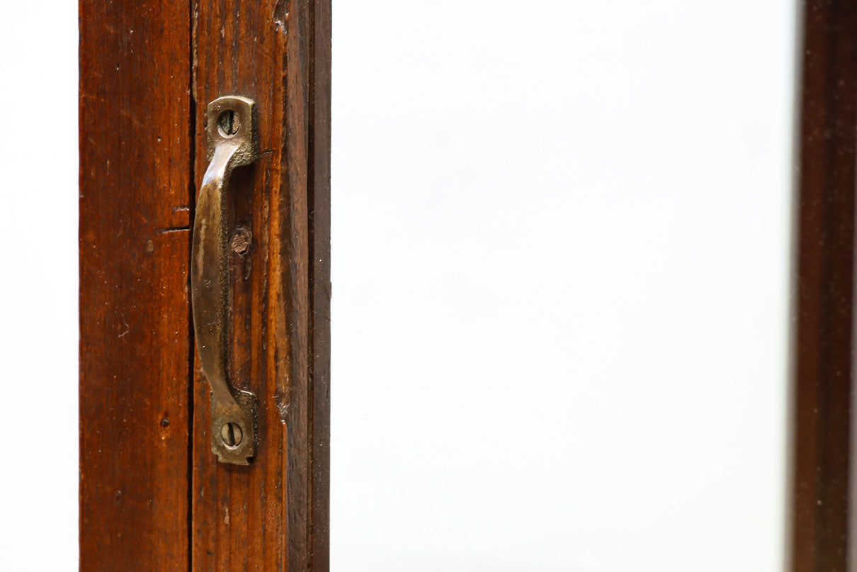 収納部分が3段に分割された使い易い脚高デザインのガラスケース　BB3180