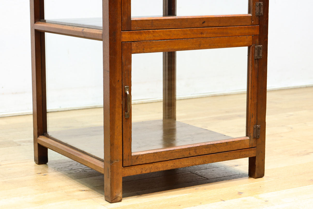 収納部分が3段に分割された使い易い脚高デザインのガラスケース　BB3180