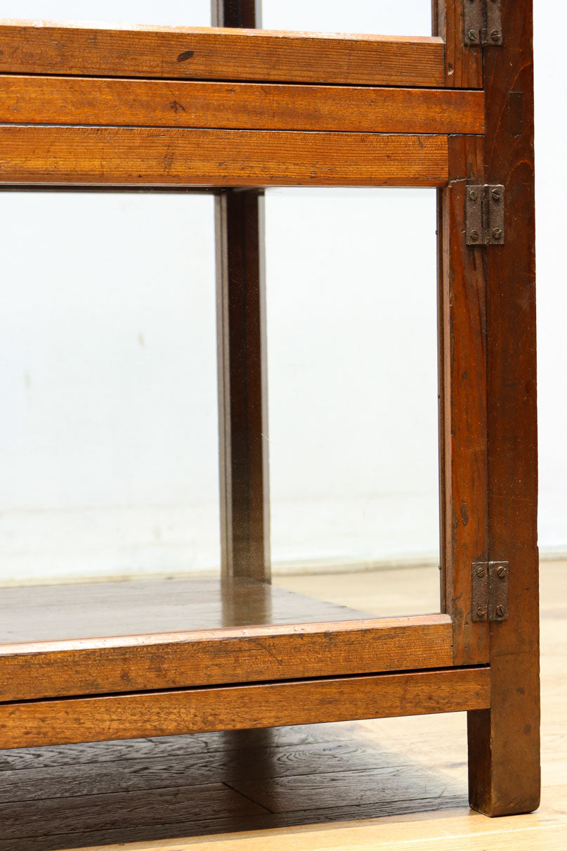 収納部分が3段に分割された使い易い脚高デザインのガラスケース　BB3180