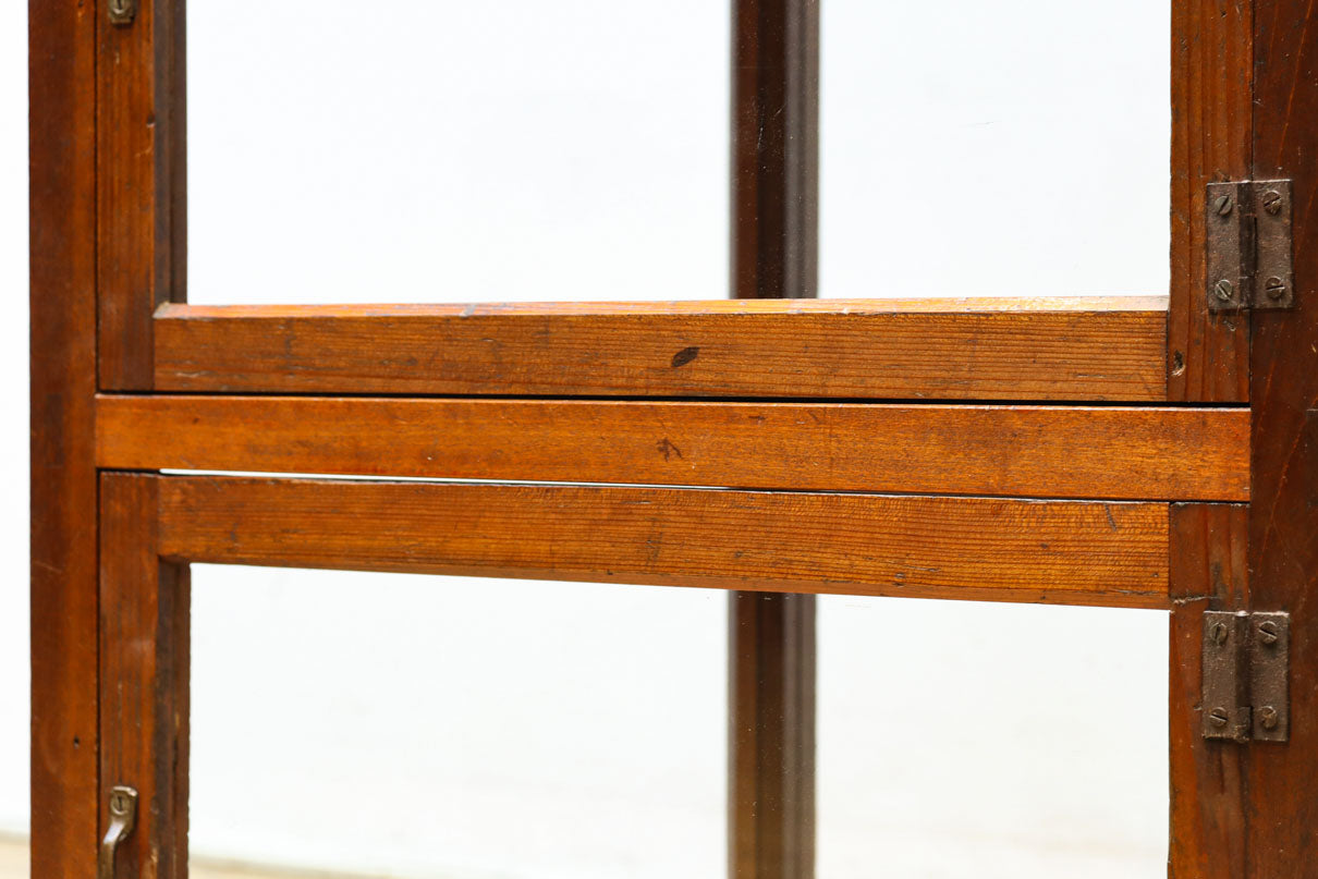 収納部分が3段に分割された使い易い脚高デザインのガラスケース　BB3180