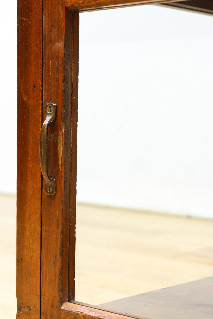 収納部分が3段に分割された使い易い脚高デザインのガラスケース　BB3180