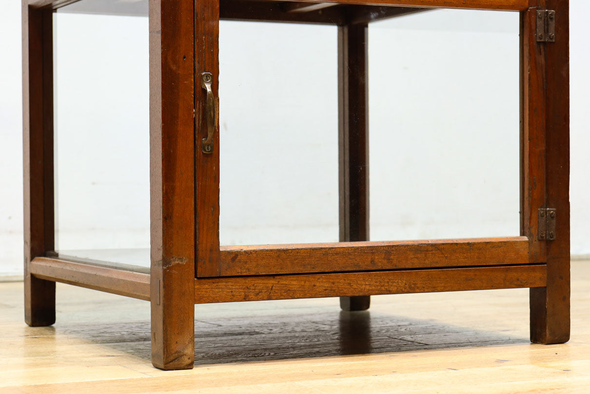 収納部分が3段に分割された使い易い脚高デザインのガラスケース　BB3180