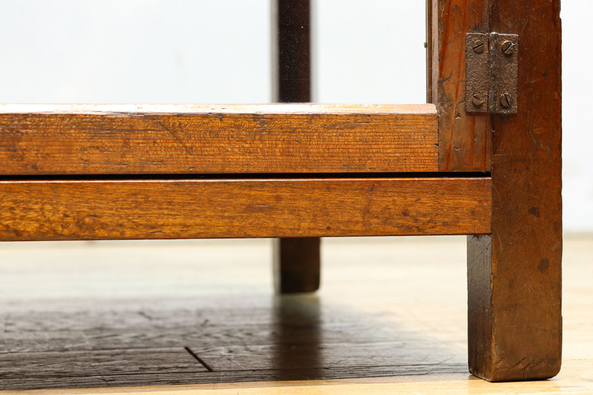 収納部分が3段に分割された使い易い脚高デザインのガラスケース　BB3180