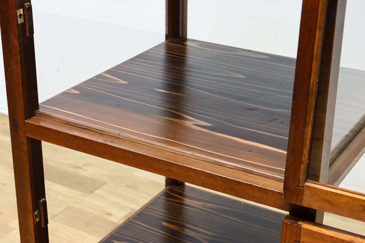 収納部分が3段に分割された使い易い脚高デザインのガラスケース　BB3180