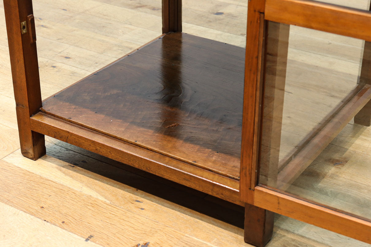 収納部分が3段に分割された使い易い脚高デザインのガラスケース　BB3180