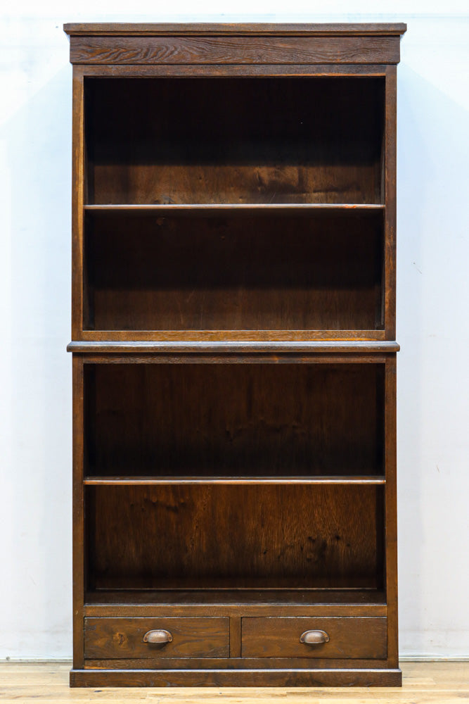 穏やかなレトロ感にゆらゆらガラスが馴染む前面総オークガラス