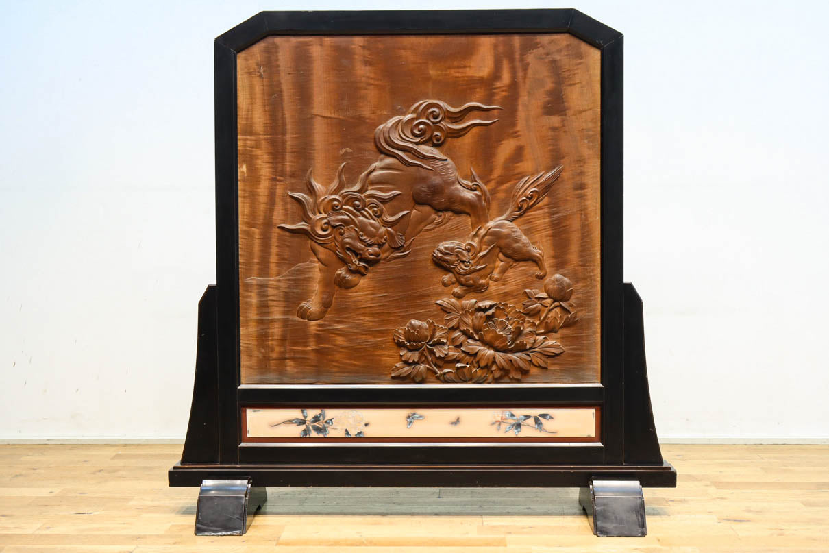 力強く精巧な唐獅子彫刻に美しい色彩の蒔絵が気品漂う衝立