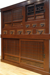 落ち着いた佇まいで貫禄溢れる近江水屋箪笥　BB3193